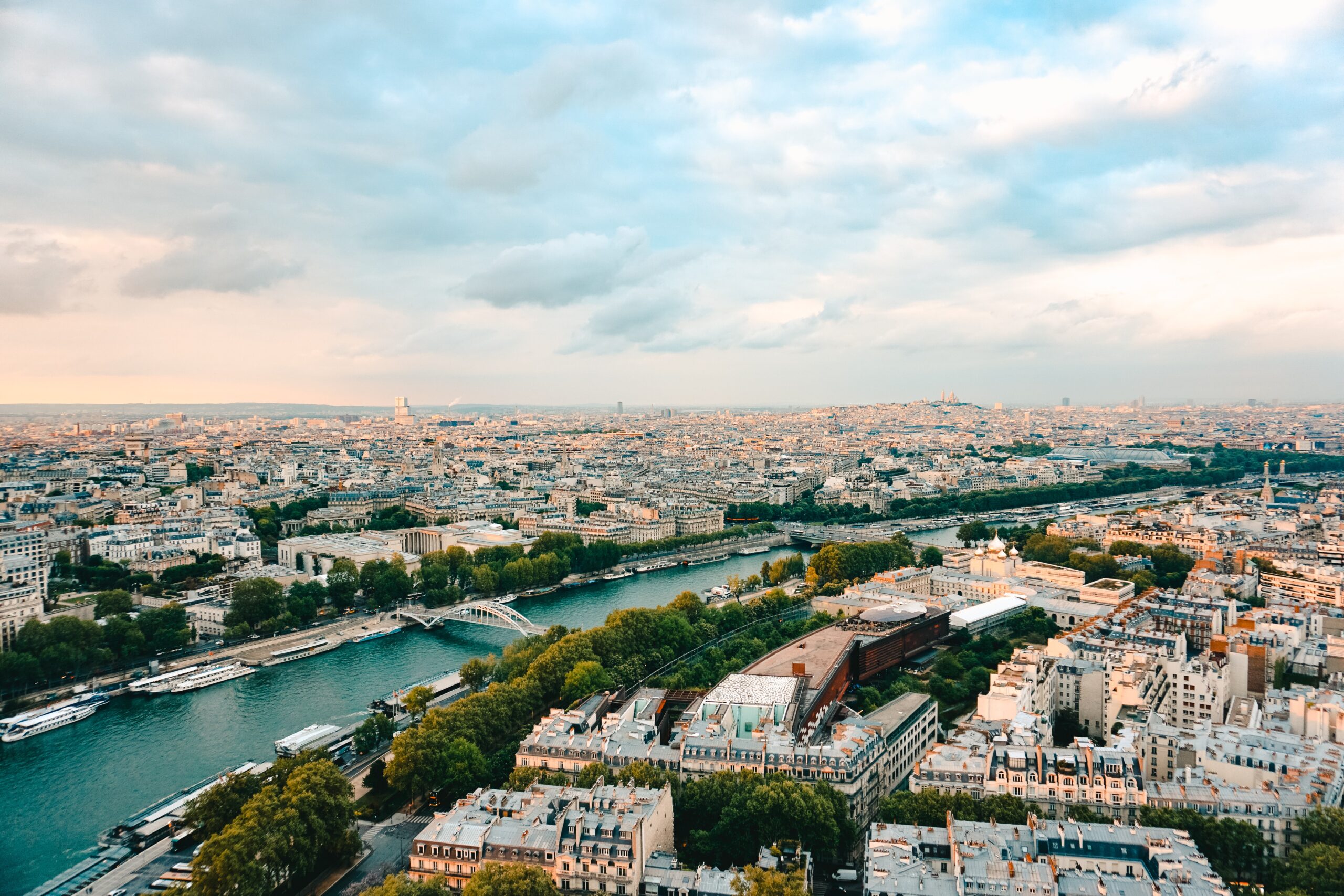 Как переехать во францию. Города России. Панорама Парижа зубов. Жара в Париже. Панорамные фото Утесов Франция.